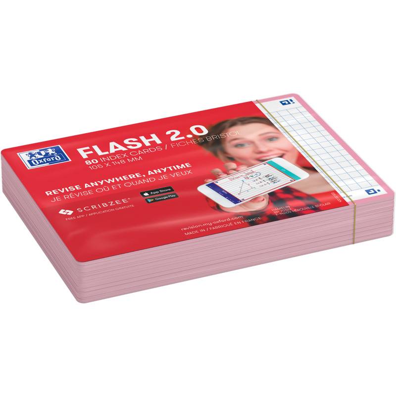 Ein Stapel von Oxford Flash 2.0 Karteikarten mit rotem Umschlag und eine Person, die eine Lernkarte hält, verpackt mit einem Gummiband.