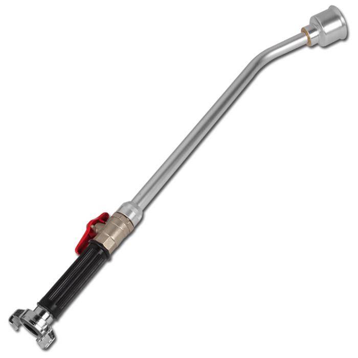 Eine Metallschlauchdüse mit langem silbernem Stab, schwarzem Griff, roter Auslösesperre und verchromtem Sprühkopf auf weißem Hintergrund.