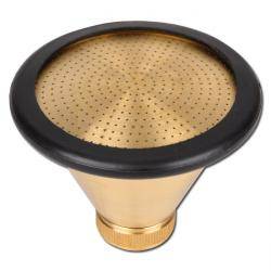 Ein Goldkaffeefilter mit gelochter Oberfläche und schwarzem Rand, der entwickelt wurde, um auf einen Kaffeebereiter für Filterkaffee aufgesetzt zu werden.