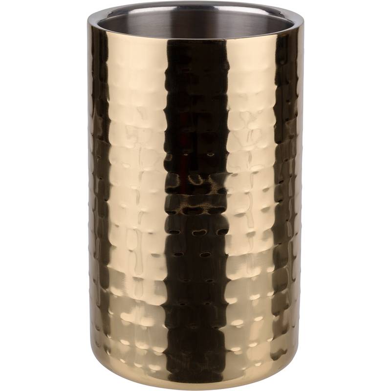 Ein goldfarbener, zylindrischer Metallbehälter mit gehämmerter Textur, vermutlich ein dekorativer Papierkorb oder Behälter.