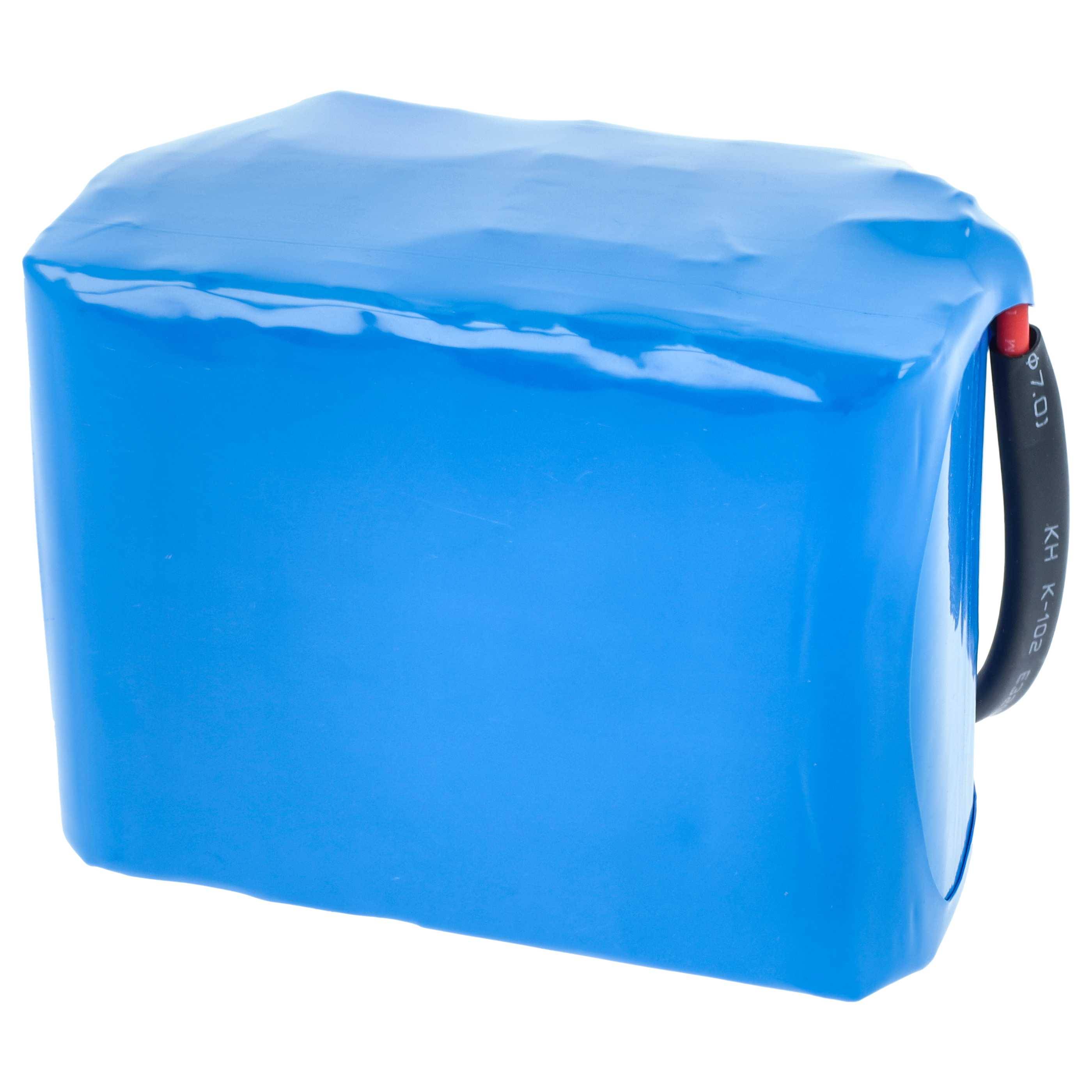 Blauer rechteckiger Batteriepack mit einem schwarzen Kabel, das von einer Seite herausragt