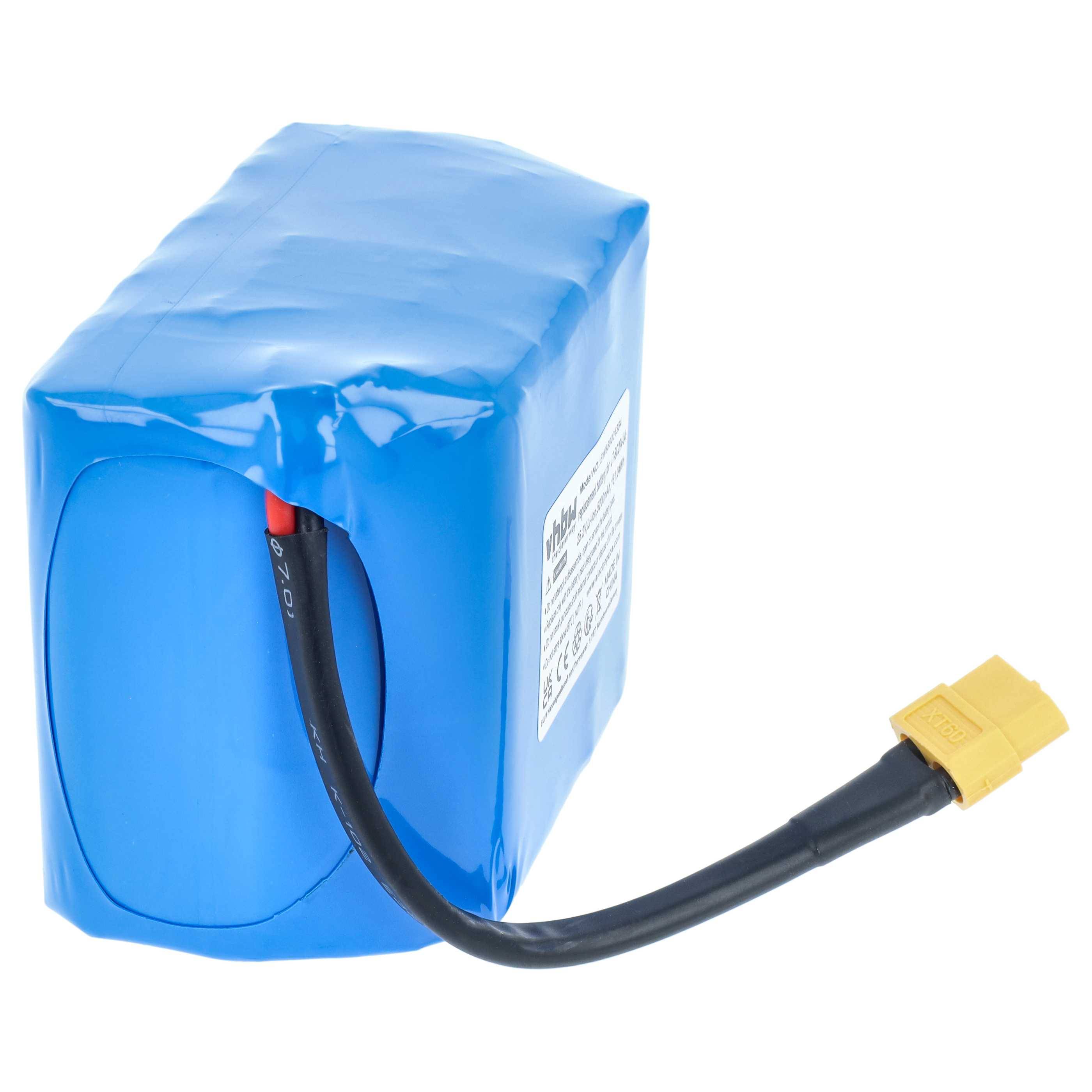 Blaues Batteriepack mit angebrachtem schwarzem Kabel, das in einem gelben Stecker auf weißem Hintergrund endet.