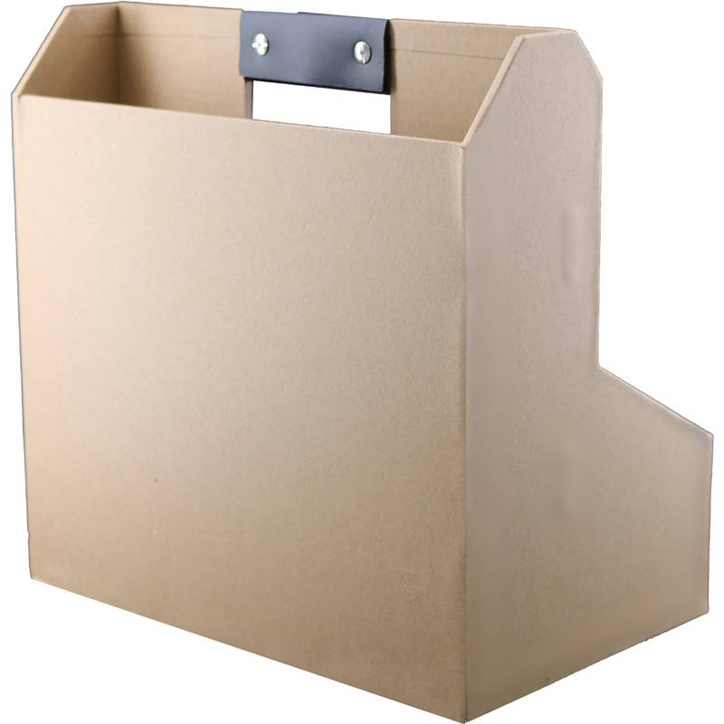 Ein beiger Zeitschriftenhalter aus Karton mit einer abgewinkelten Seite, flachem Boden und einem schwarzen Griff mit Metallschrauben oben zum einfachen Tragen.