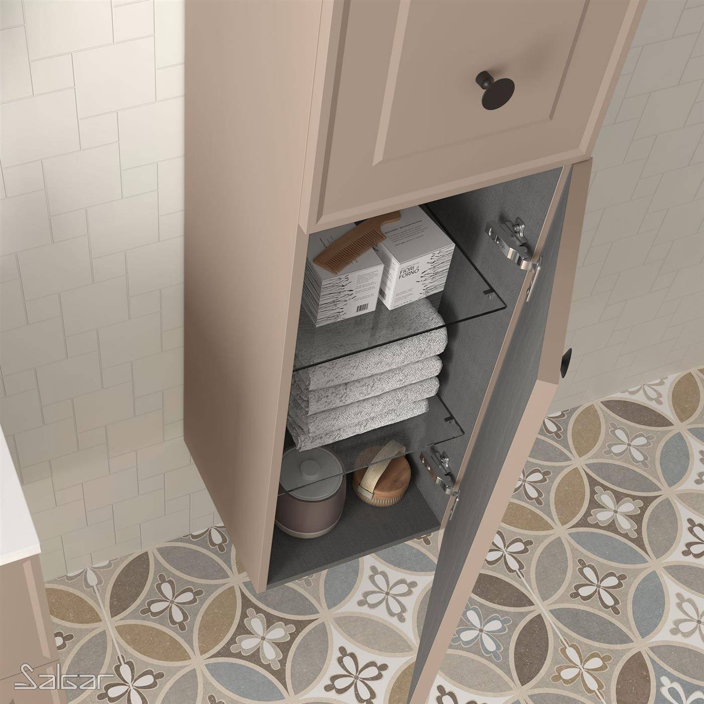 Offener Badezimmerschrank mit Glasregalen, auf denen gefaltete Handtücher, verpackte Artikel und Toilettenartikel über gemustertem Fliesenboden angeordnet sind.