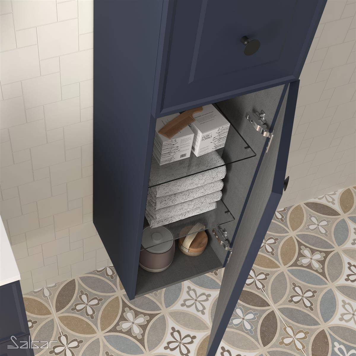 Offener marineblauer Badezimmerschrank mit Glasregalen, auf denen gefaltete Handtücher, verpackte Toilettenartikel und ein Toilettenpapierhalter über einem gemusterten Fliesenboden angeordnet sind.