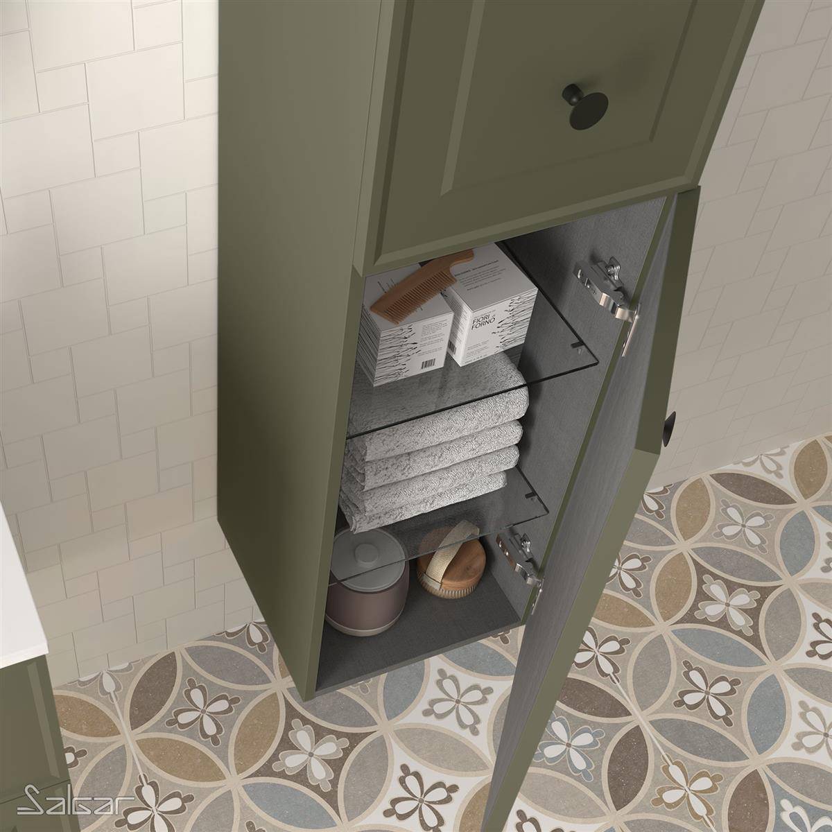 Offener grüner Badezimmerschrank mit Glassregalen, auf denen gefaltete Handtücher, verpackte Toilettenartikel und kleine Behälter über einem gemusterten Fliesenboden angeordnet sind.