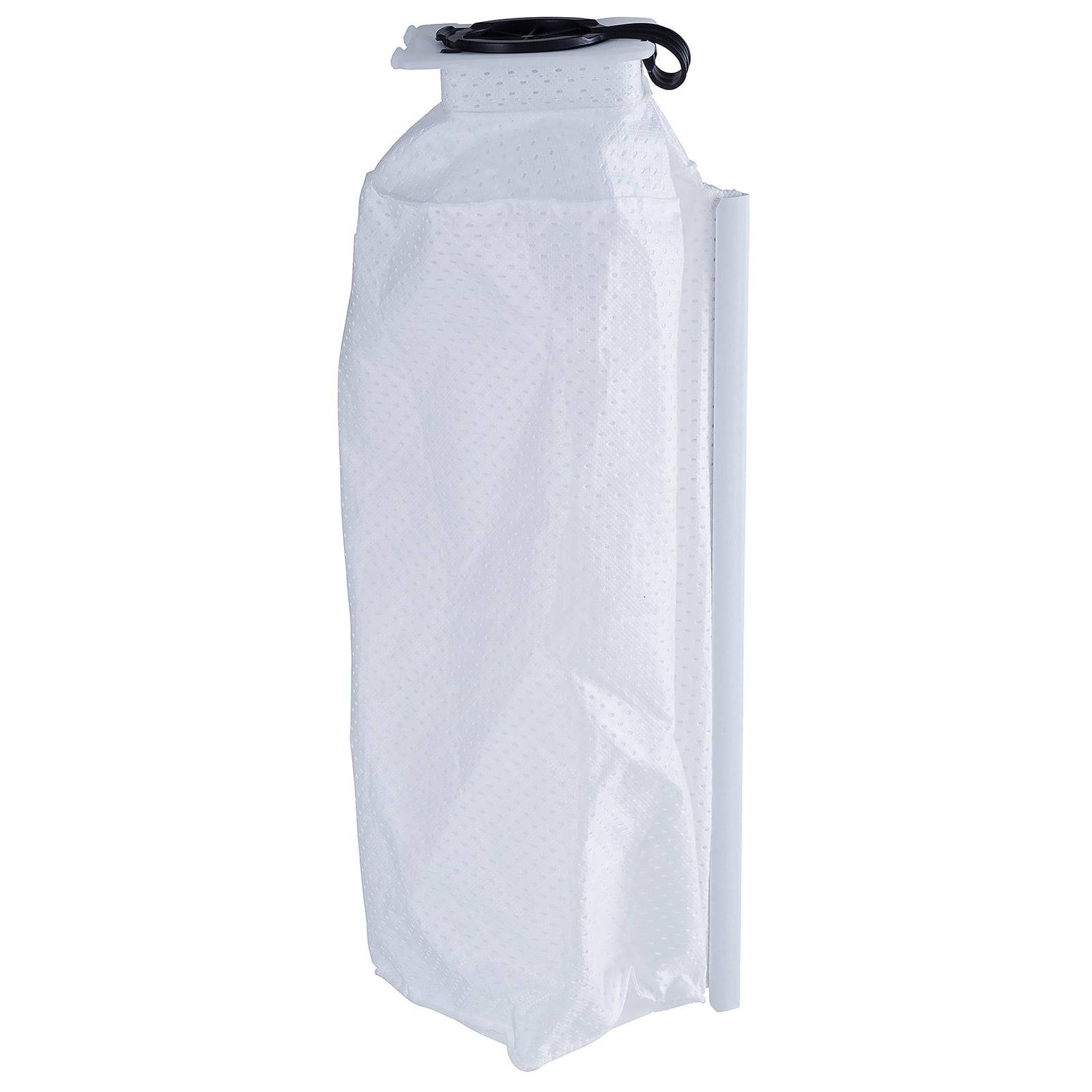Eine weiße perforierte Kosmetiktasche oder Kulturtasche mit einem schwarzen Reißverschluss oben, die an einem Haken hängt.