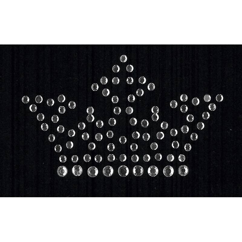 Eine Krone aus silbernen Strass-Steinen in einem symmetrischen Design auf schwarzem Hintergrund angeordnet.