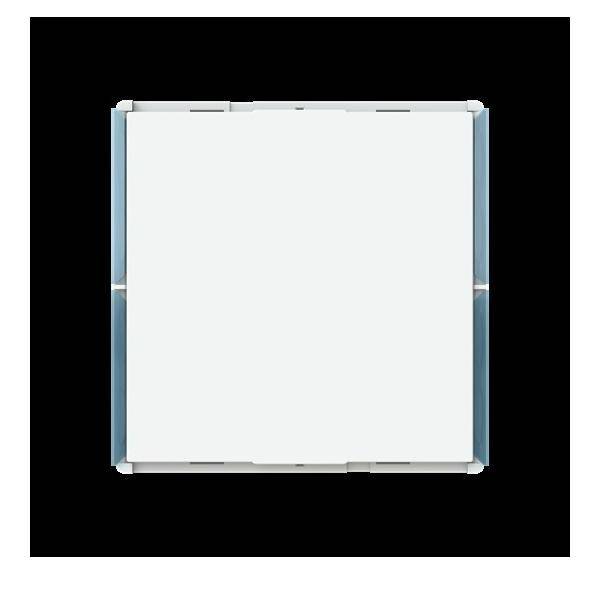 Eine quadratische, eingelassene Deckenleuchte mit elegantem, modernem Design und weißem Rahmen, die vor einem schwarzen Hintergrund platziert ist.