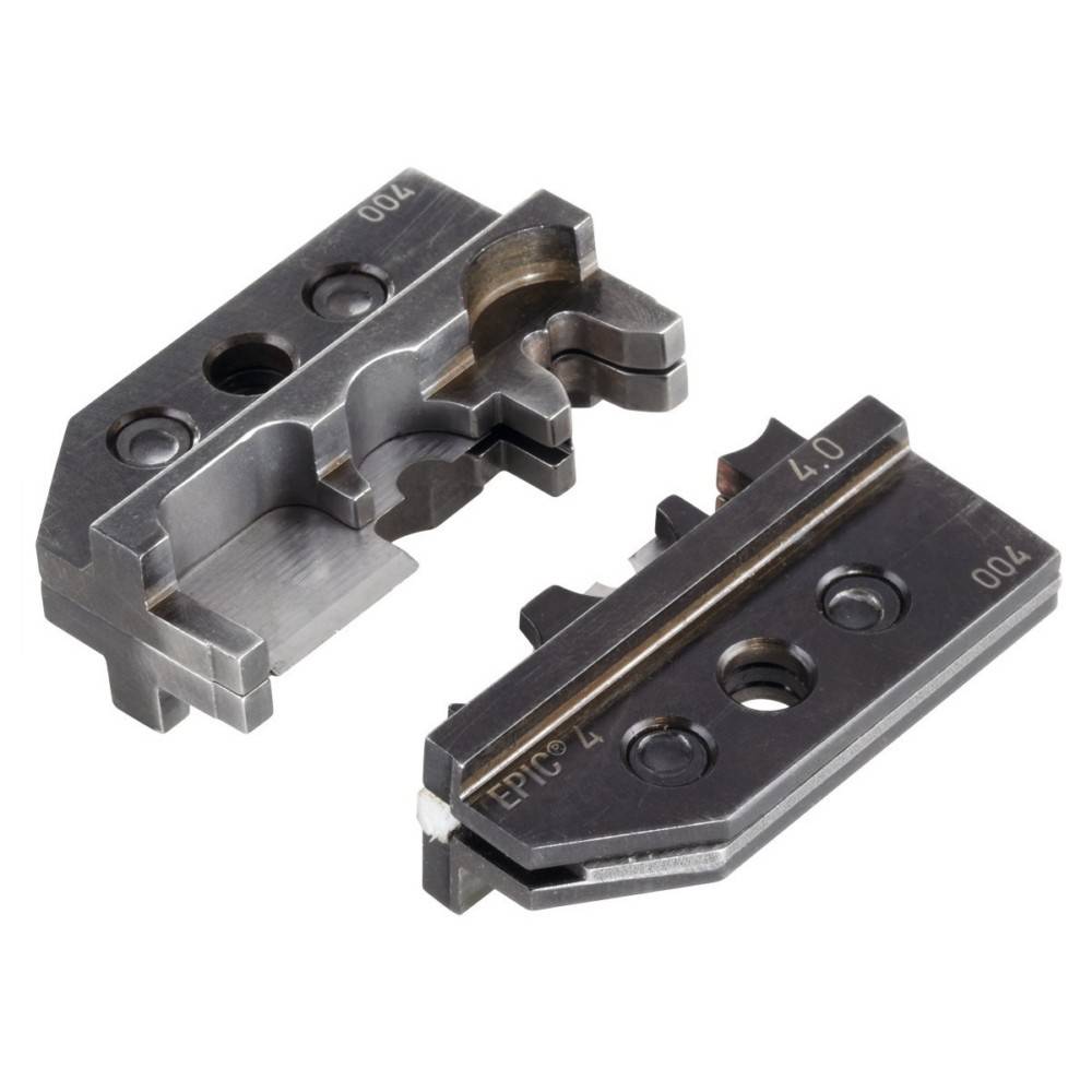 Zwei präzisions-gefertigte Metallteile mit Schraubenlöchern, die die eingravierte Nummer „EPIC 4