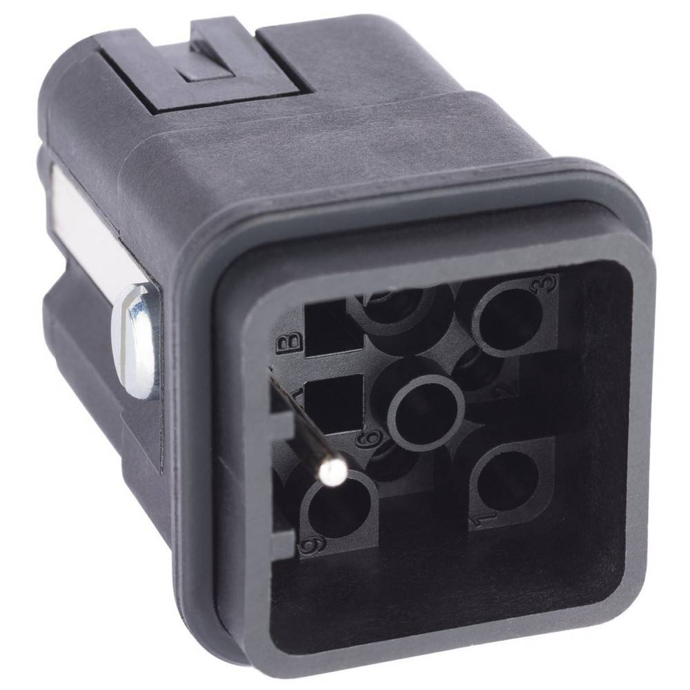 Ein schwarzer rechteckiger elektrischer Stecker mit mehreren Stiftschlitzen und einer Metallklammer an der Seite, von der offenen Seite aus betrachtet.