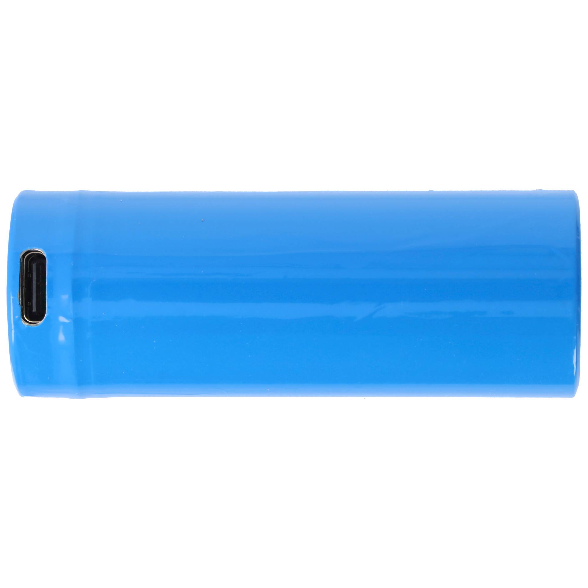 Ein blaues, zylindrisches Objekt, das einer Batterie oder einem tragbaren Ladegerät ähnelt, mit einem USB-C-Anschluss an einem Ende.