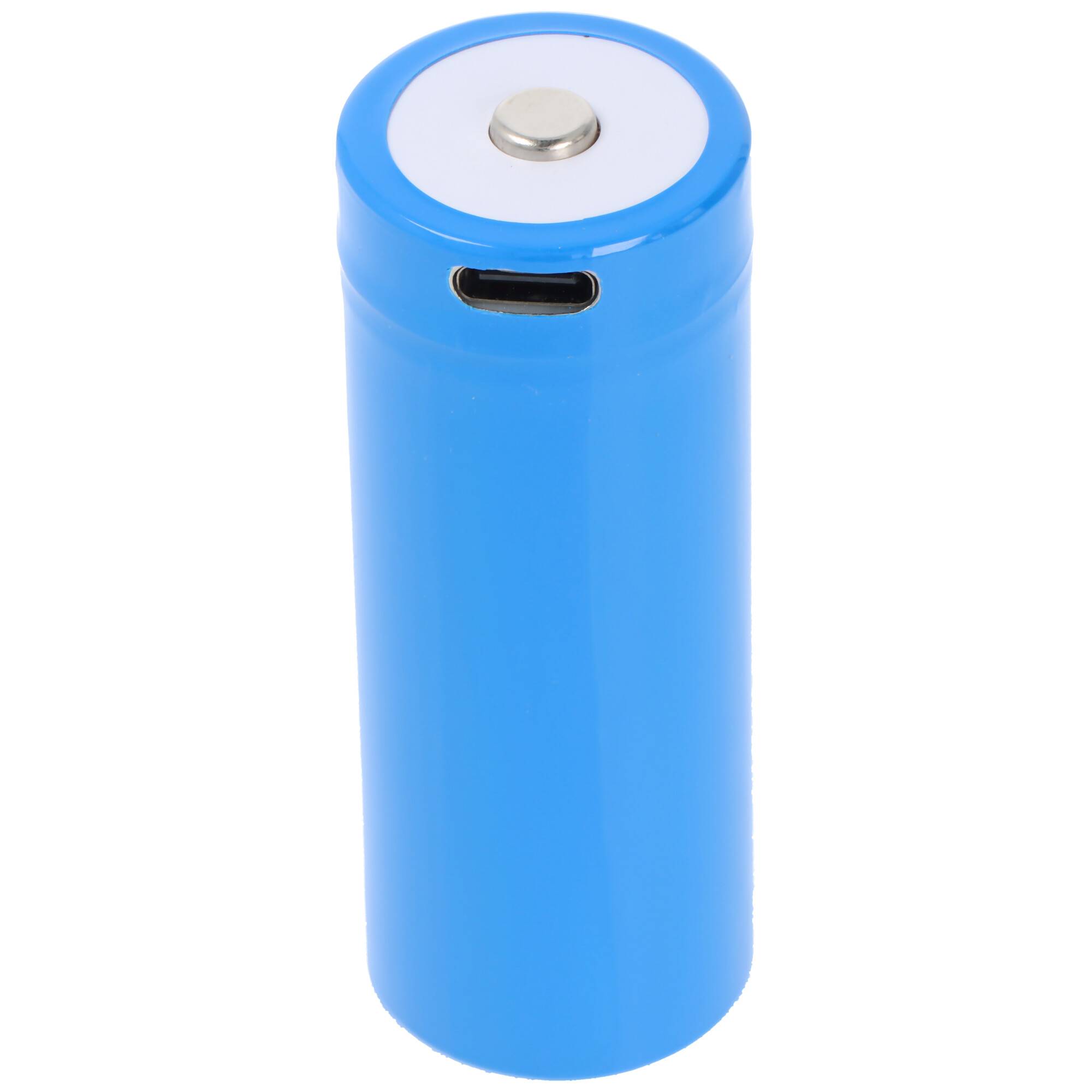 Eine blaue zylindrische Batterie mit einem USB-Anschluss in der Nähe der Oberseite, gezeigt vor einem einfachen weißen Hintergrund.