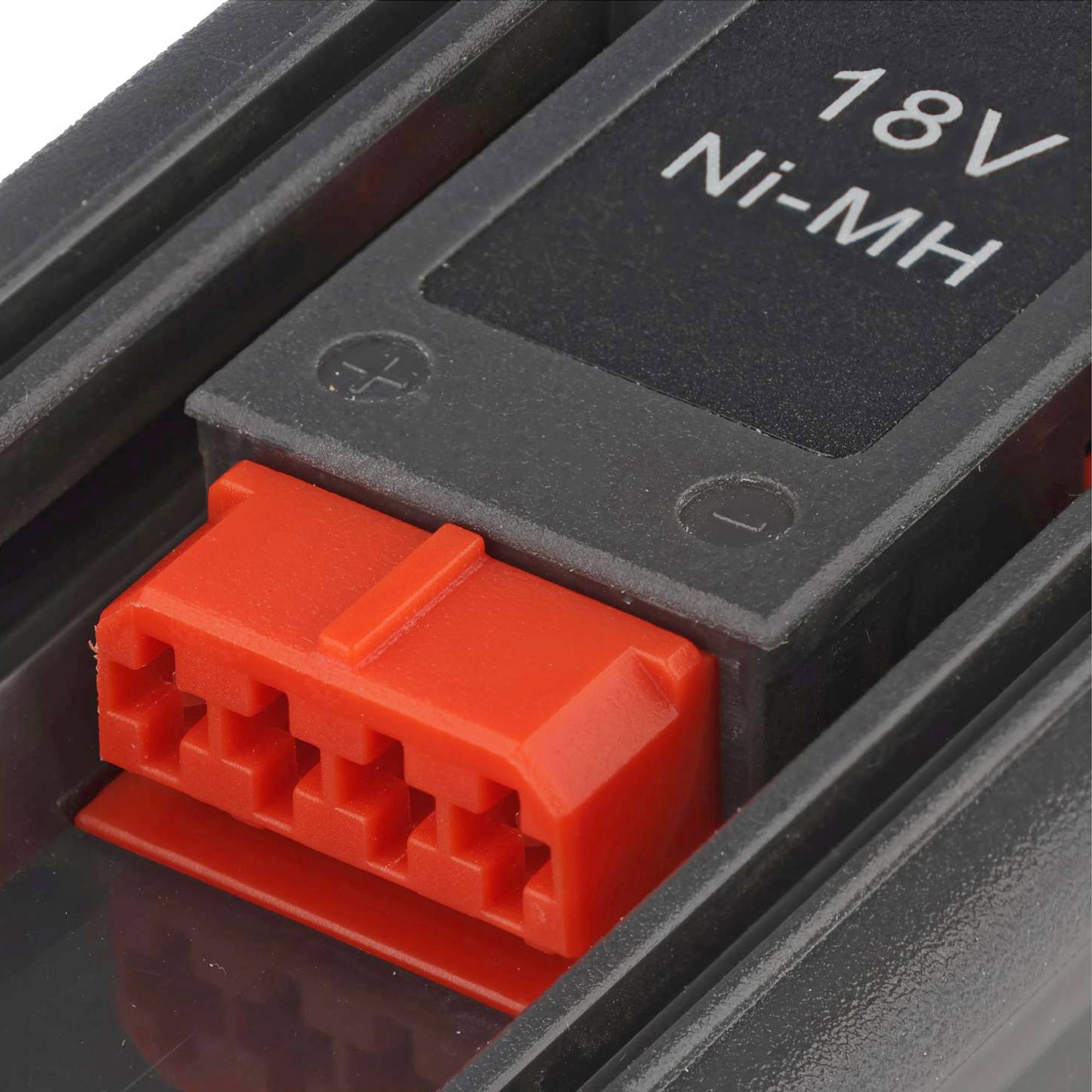 Nahaufnahme eines 18V Ni-MH Akkupacks mit einem roten Steckerterminal.