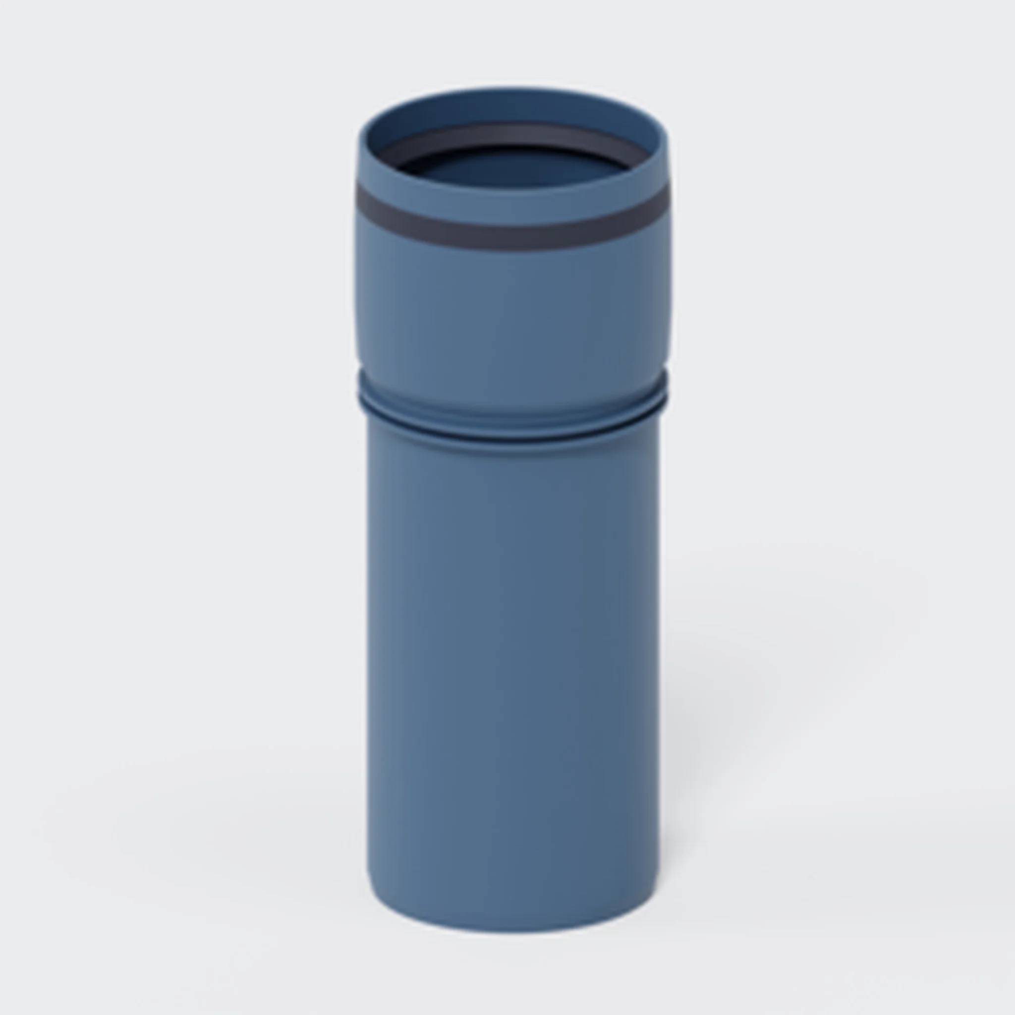 Blaue zylindrische isolierte Flasche oder Thermoskanne auf einfachem weißem Hintergrund.