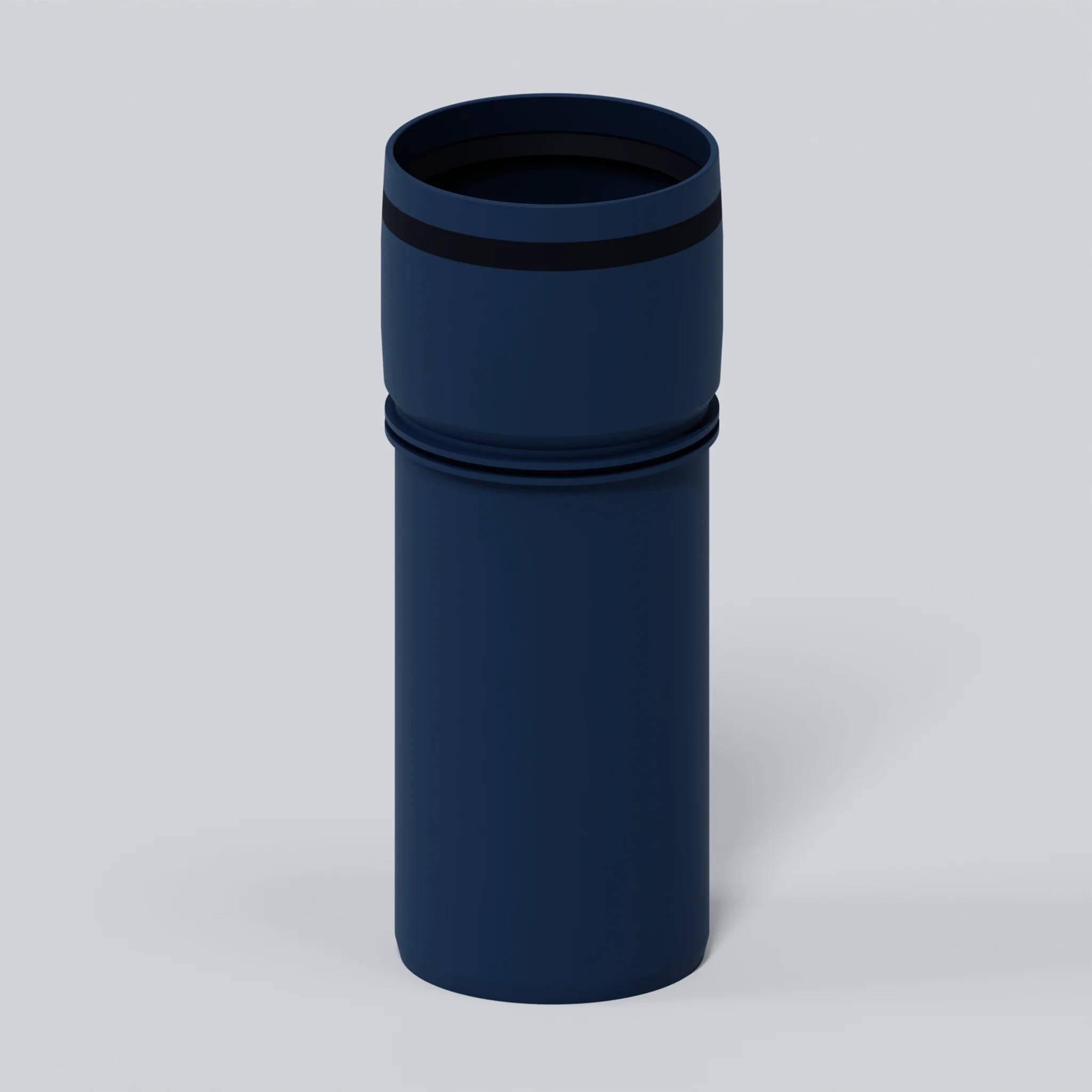 Eine dunkelblau zylindrische Flasche oder Thermoskanne mit schwarzem Rand, aufrecht auf hellgrauem Hintergrund stehend.