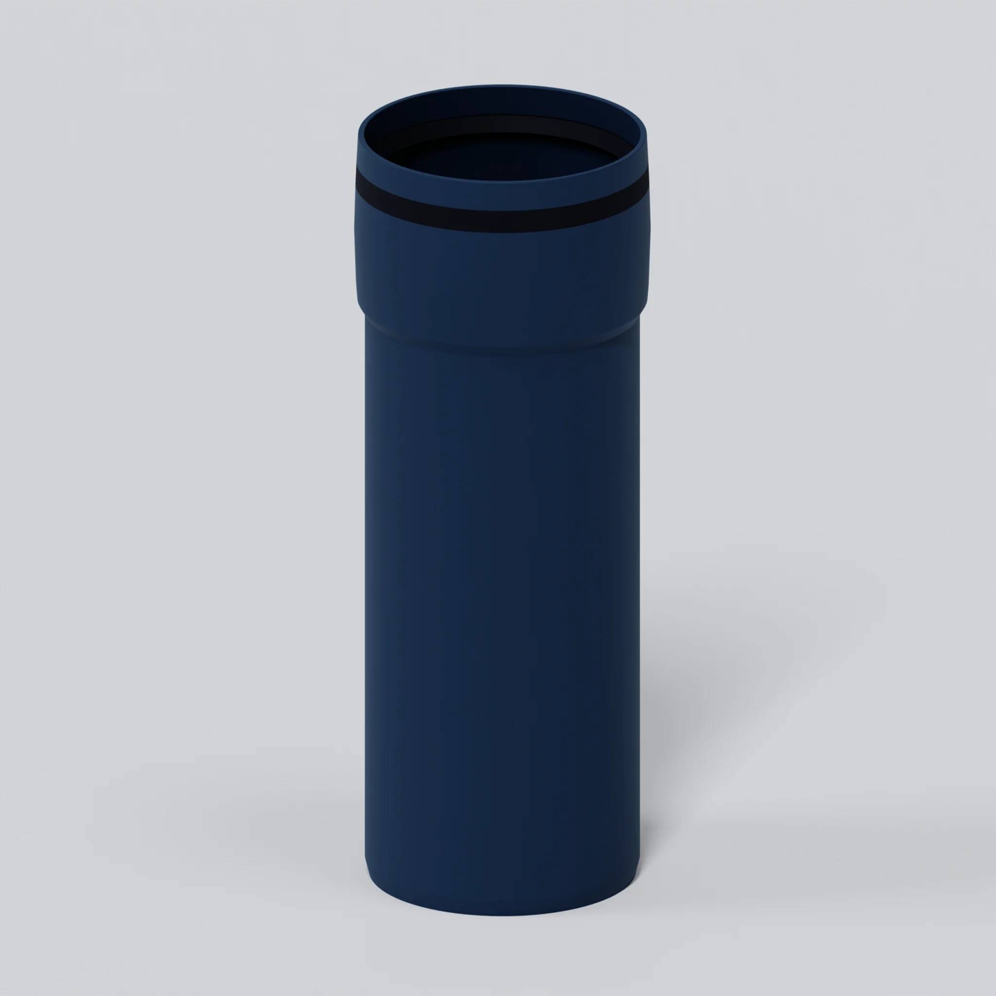 Eine dunkelblau gefärbte zylindrische Flasche oder Thermoskanne, die aufrecht auf einem hellgrauen Hintergrund steht.