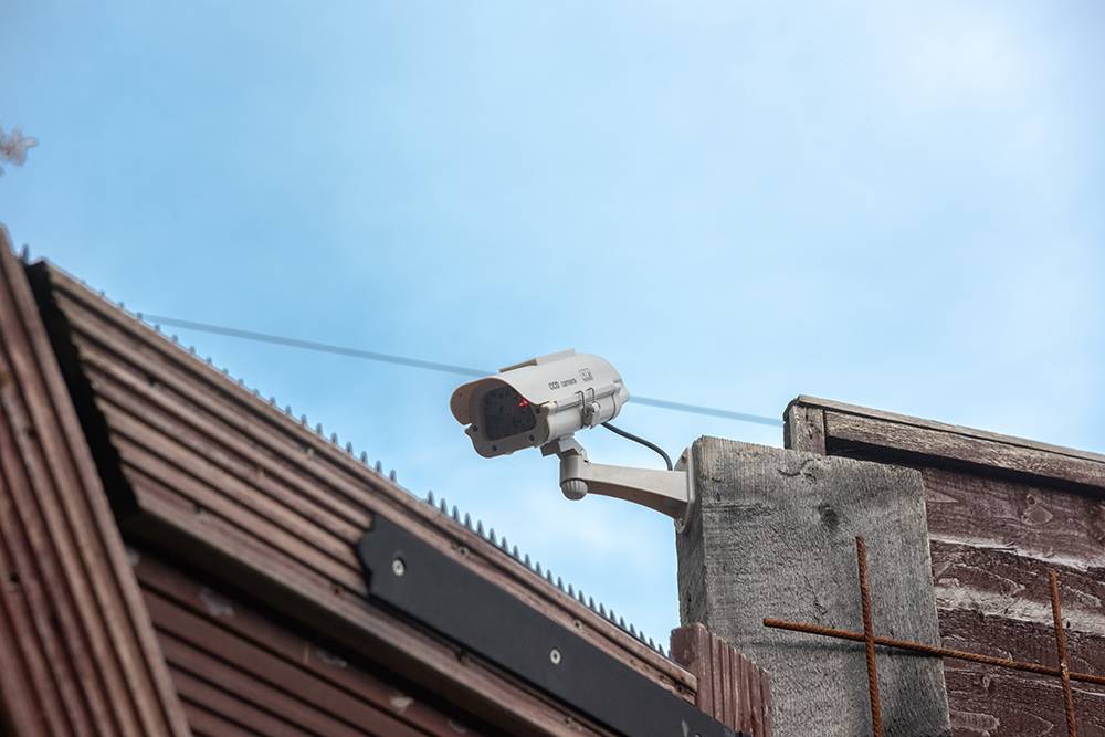 Solarbetriebene Überwachungskamera Attrappe mit LED Licht