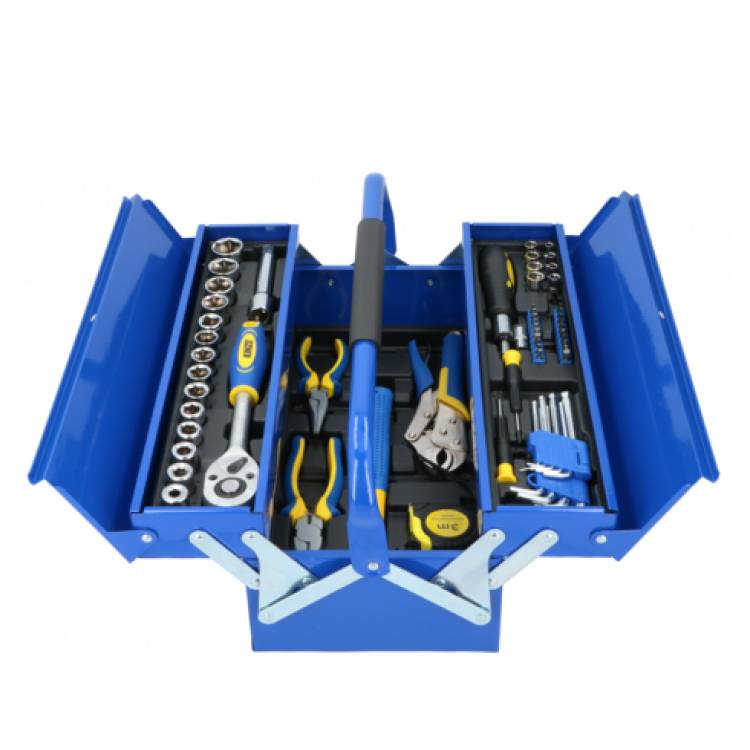 Eine blaue Metallwerkzeugkiste, die geöffnet ist und verschiedene Handwerkzeuge zeigt, darunter Schraubenschlüssel, Schraubendreher, Zangen und Steckdosen, ordentlich in Fächern angeordnet.