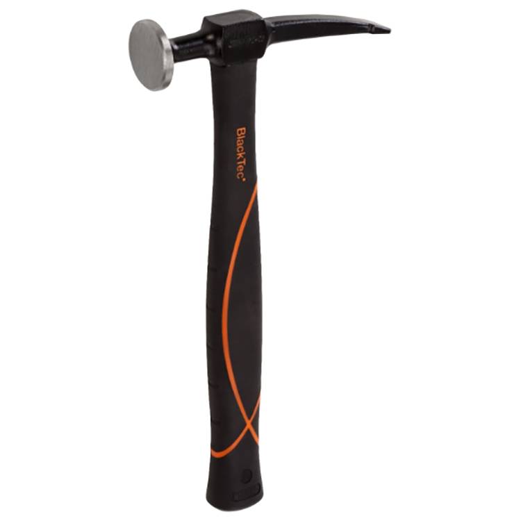 Ein einfacher weißer, keramischer Kochmützen-förmiger Gegenstand, möglicherweise ein dekoratives Küchenaccessoire oder Küchenutensil, vor einem weißen Hintergrund präsentiert.