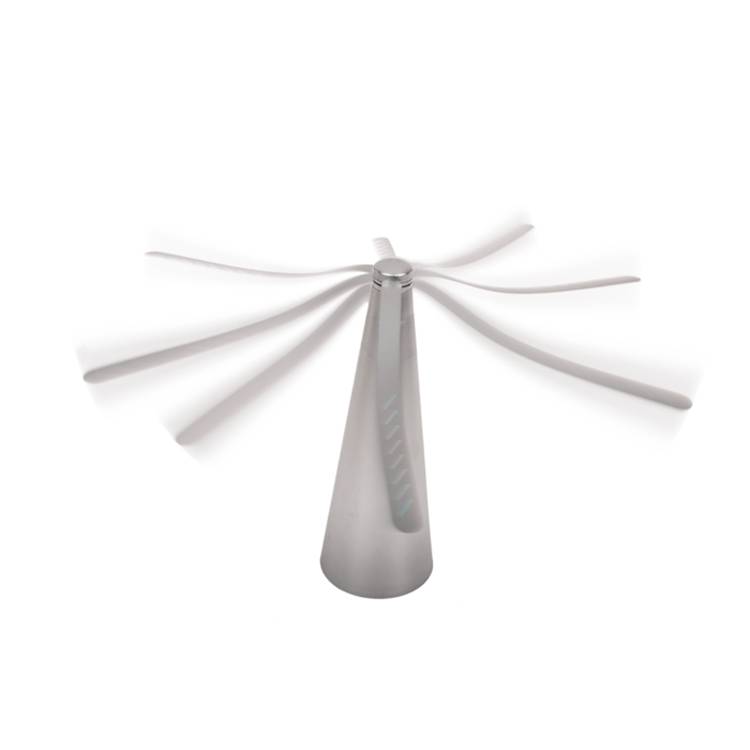 Ein modernes, silbernes, konisches Objekt mit ausfahrbaren Blättern, das einem Ventilator oder einer Skulptur ähnelt, vor einem weißen Hintergrund.