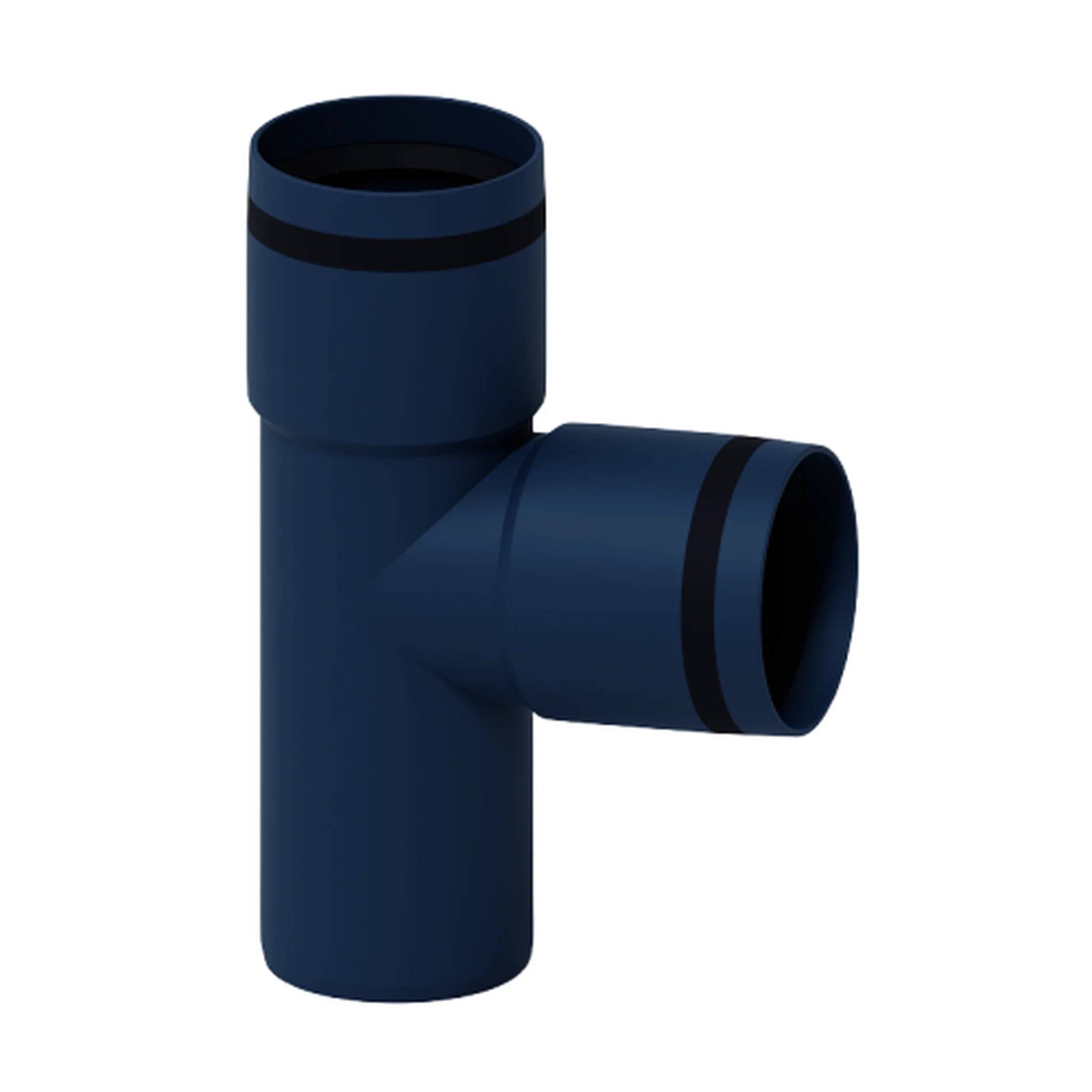 Dunkelblauer PVC-Rohrfitting mit T-förmigem Verbinder und offenen zylindrischen Enden auf weißem Hintergrund.