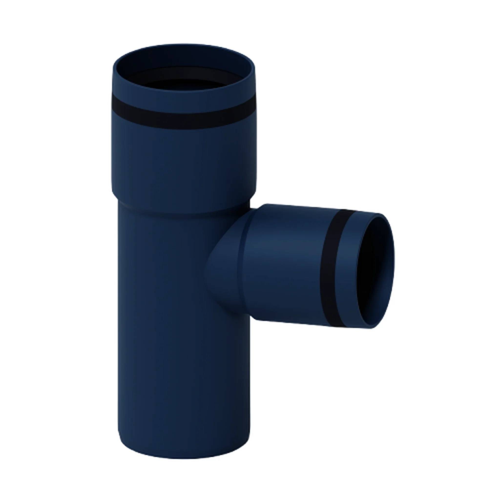 Blauer PVC-Rohrbogenbeschlag T-förmig mit einer vertikalen Öffnung und einem horizontalen Seitenauslass auf weißem Hintergrund.