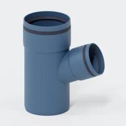 Blaues PVC-Rohr T-Stück mit einer vertikalen Öffnung und einem abgewinkelten Seitenzweig auf einfachem Hintergrund.