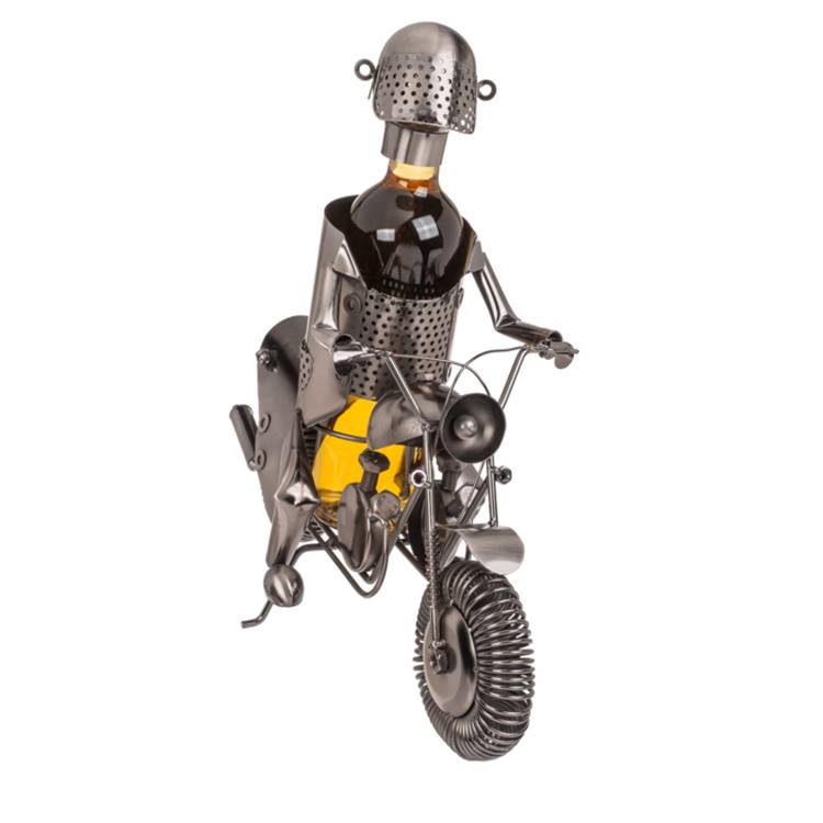 Eine Metallskulptur eines Roboters, der auf einem Motorrad fährt, mit aufwändig detaillierten Rädern des Motorrads und Gliedmaßen des Roboters.