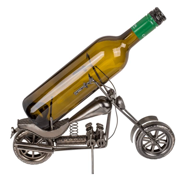 Eine Metallskulptur eines Motorrads ist dazu entworfen, eine Weinflasche zu halten und auszustellen, wobei eine Mischung aus Kunst und Funktionalität zur Schau gestellt wird.