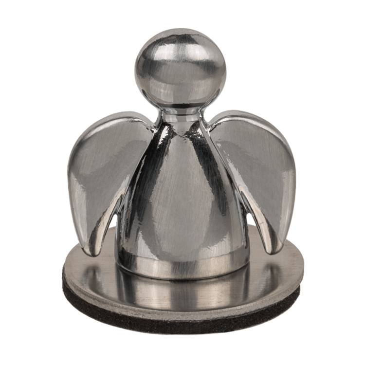 Eine polierte, silberne Engelfigur mit ausgebreiteten Flügeln steht auf einer kreisförmigen Basis und zeigt ein modernes und reflektierendes Design.