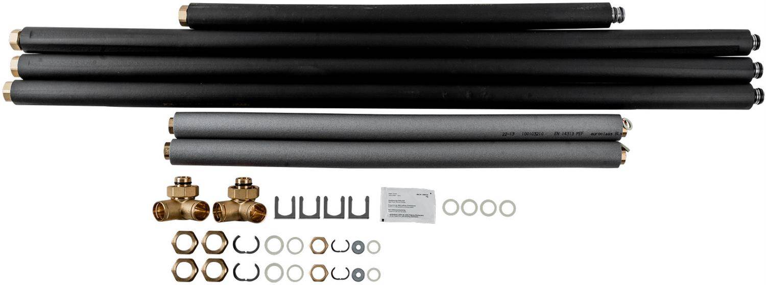 Satz aus schwarzen und grauen Metallrohren mit Fittings, Schellen, Unterlegscheiben und kleinen Hardwareteilen, die zur Montage ausgelegt sind.