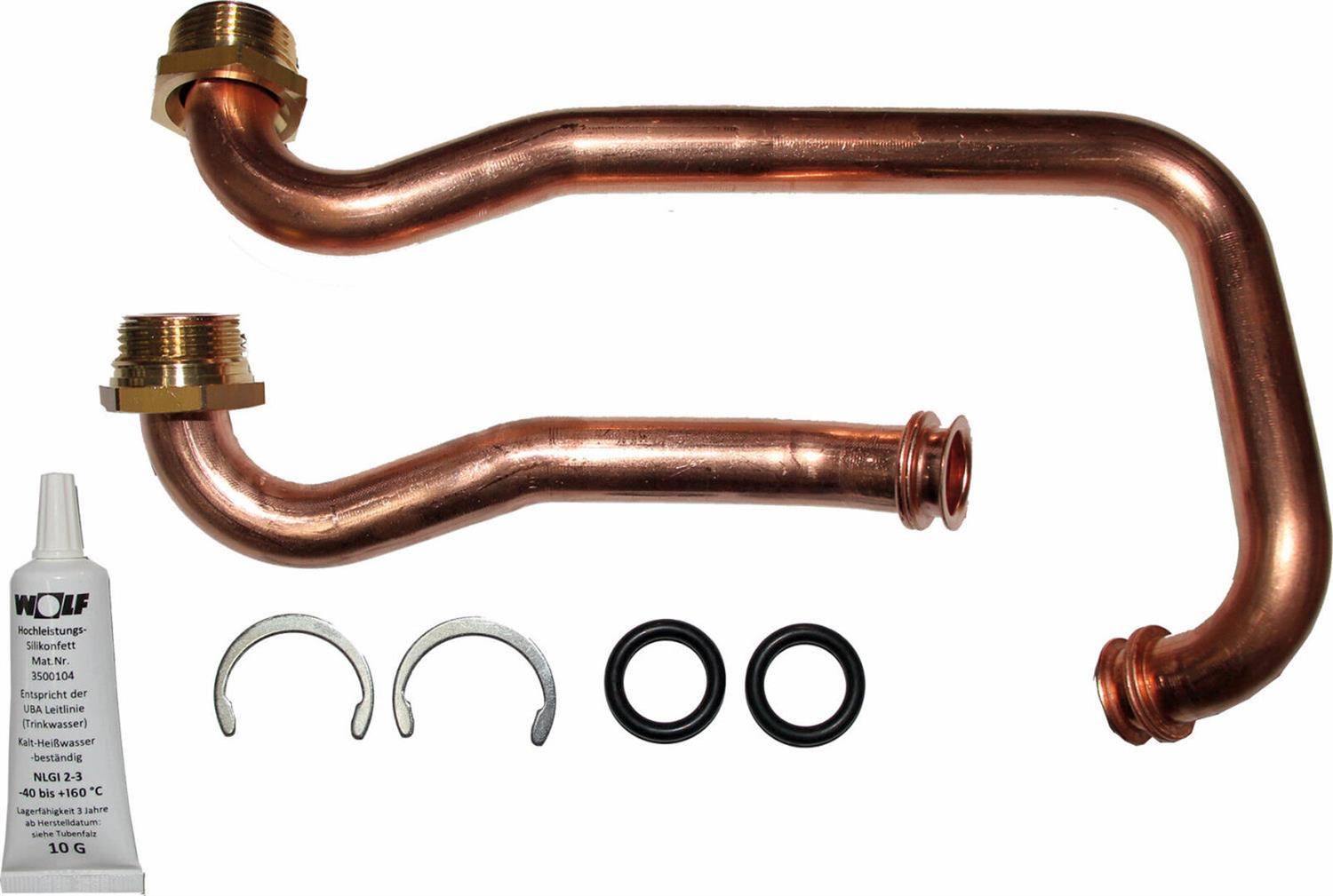 Kupfer-Sanitärrohrleitungsset mit zwei gebogenen Rohren, zwei Schleifringen, zwei schwarzen O-Ringen und einer kleinen Tube Schmiermittel auf weißem Hintergrund.