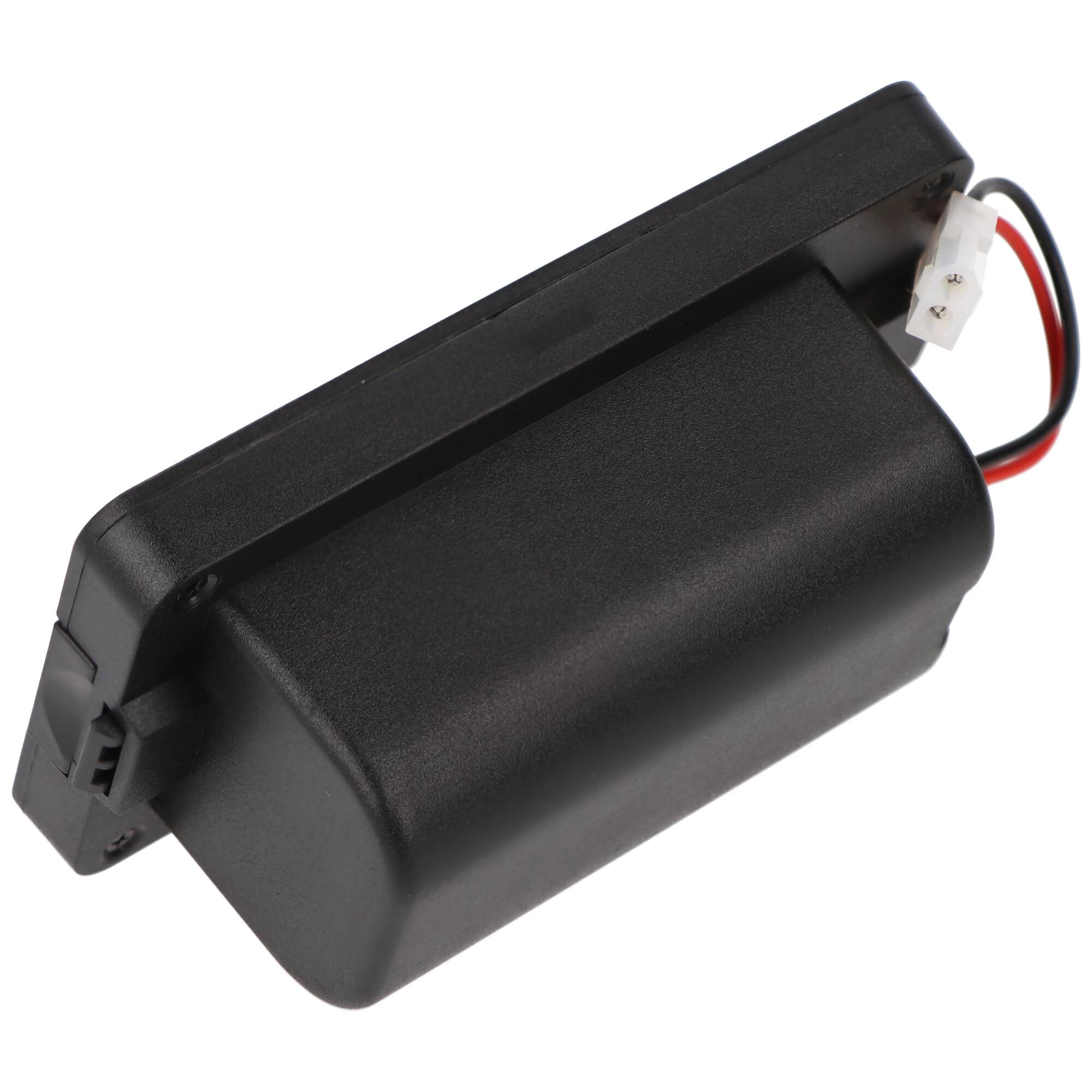 Schwarzes rechteckiges Batteriepack mit angebrachten roten und schwarzen Kabeln und weißem Stecker auf weißem Hintergrund.