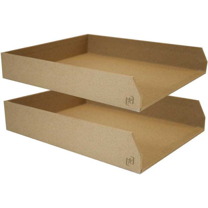Zwei übereinander gestapelte offene braune Pappschalen oder flache Boxen auf weißem Hintergrund.