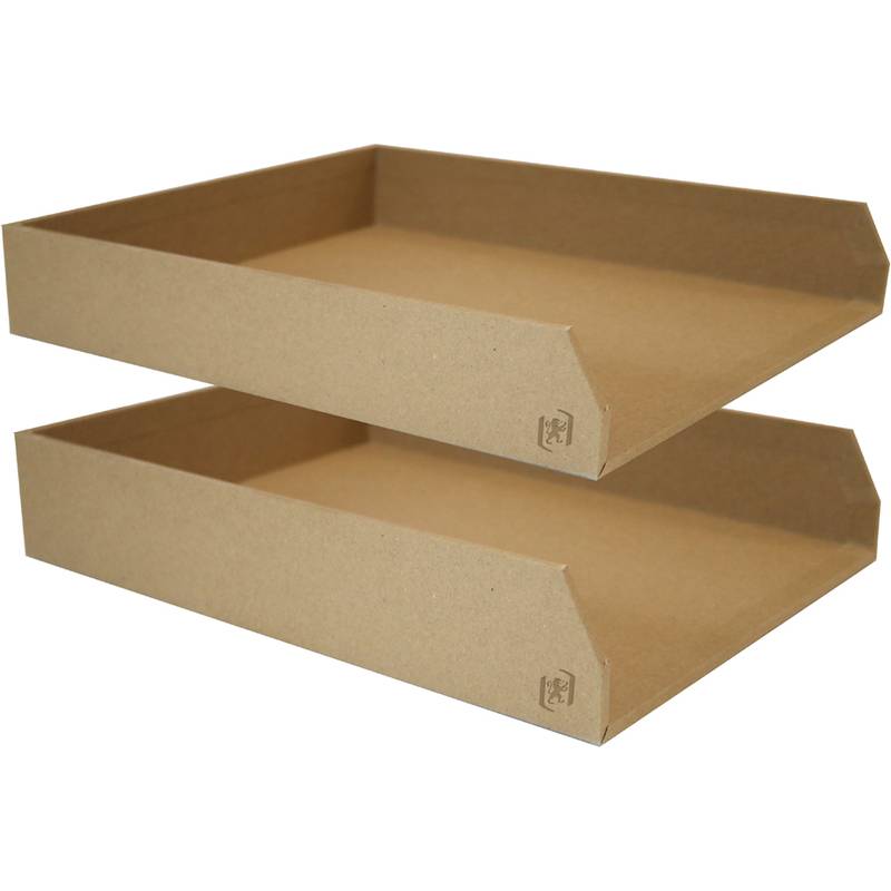 Zwei gestapelte braune Karton-Briefablagen, leer, von der Seite betrachtet.