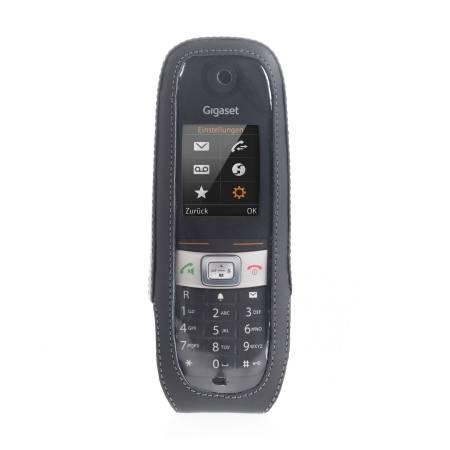 Ein Gigaset Schnurlostelefon in einer Schutzschutzhülle, das ein Einstellungsmenü auf seinem Bildschirm mit Navigationsoptionen anzeigt.