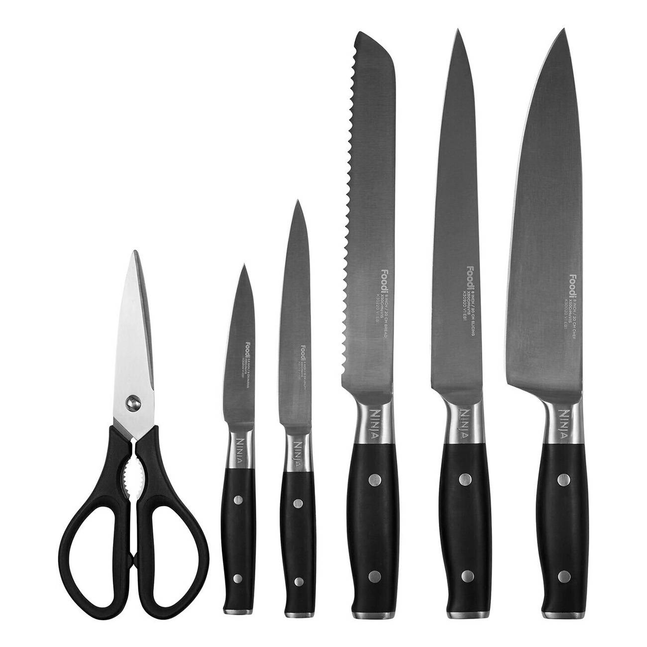Sechsteiliges Küchenbesteck-Set mit schwarzem Griff auf weißem Hintergrund: Schere, Schälmesser, Universalmesser, Brotmesser, Tranchiermesser und Kochmesser.