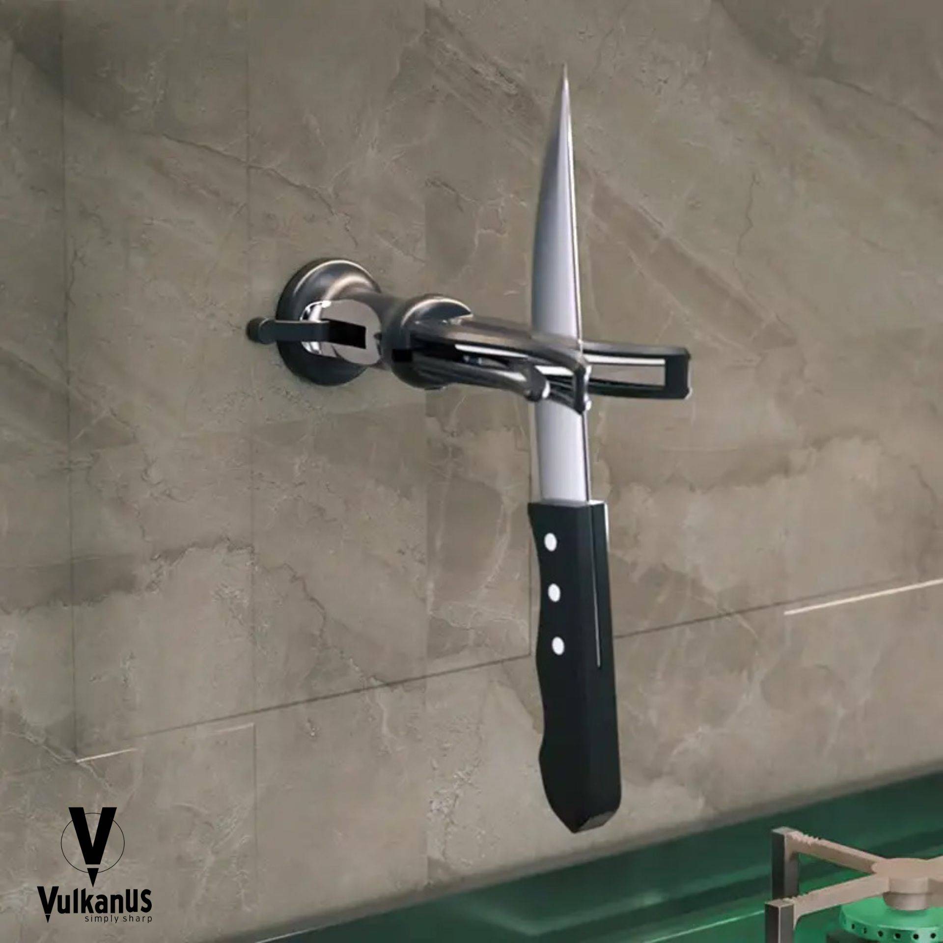 Ein Messer, das horizontal auf einer magnetischen Wandhalterung ausbalanciert ist, wobei seine scharfe Kante zur Schau gestellt wird. Die Wand ist in einem Marmormuster gefliest.