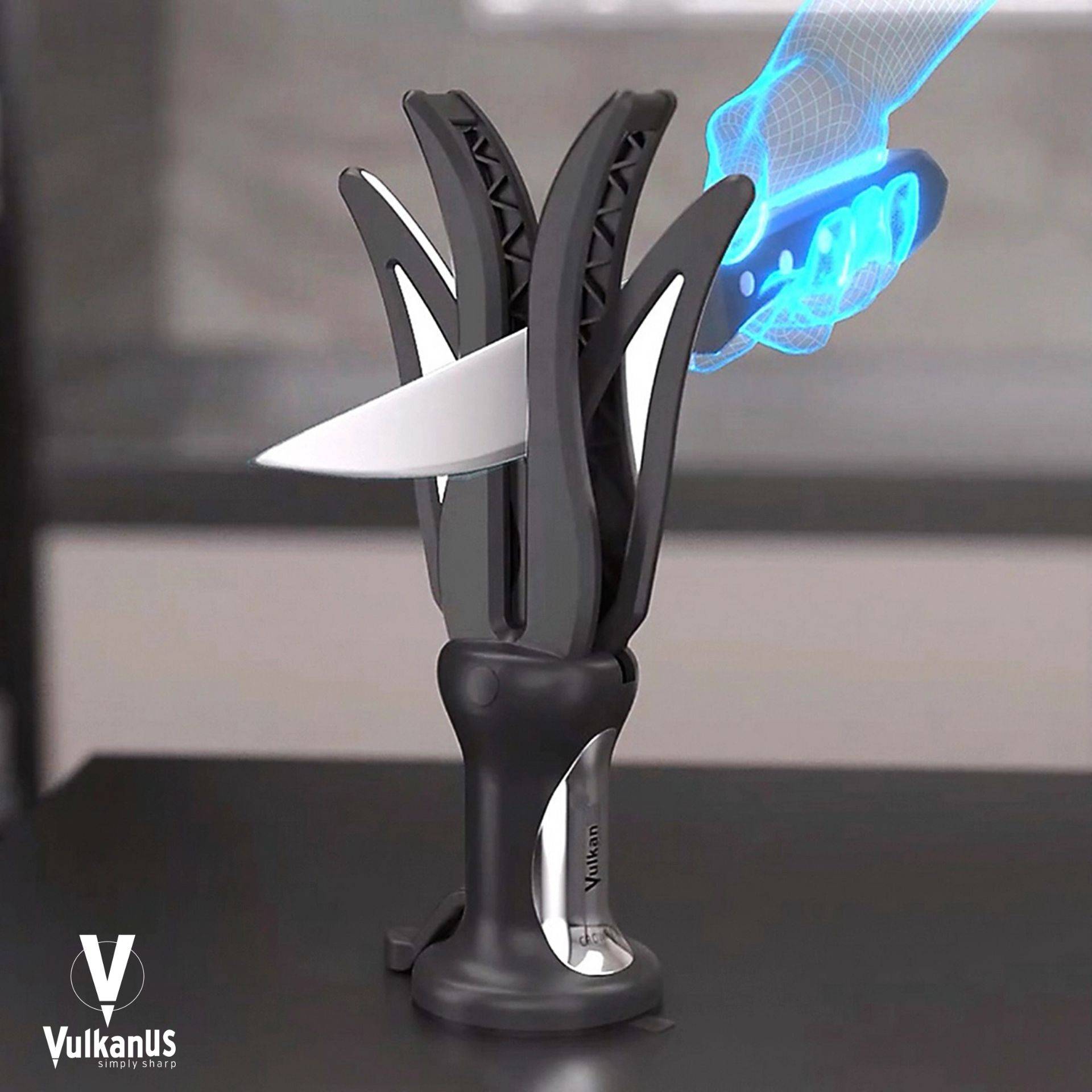 Messerschärfwerkzeug mit schwarzem und silbernem Design ist auf einer Oberfläche befestigt. Eine durchscheinende Hand wird abgebildet, die ein Messer darüber hält.