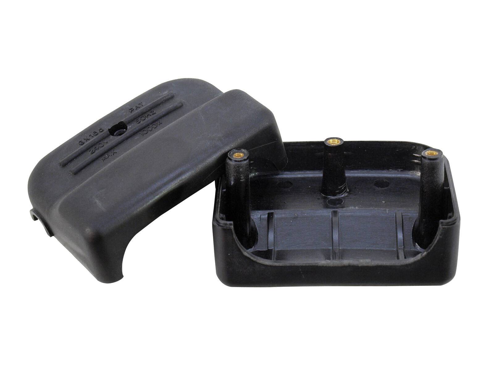 Eine schwarze rechteckige elektrische Abdeckung und Basis mit Befestigungslochvorrichtungen, die typischerweise zum Schutz von Außenverkabelungsverbindungen verwendet wird.