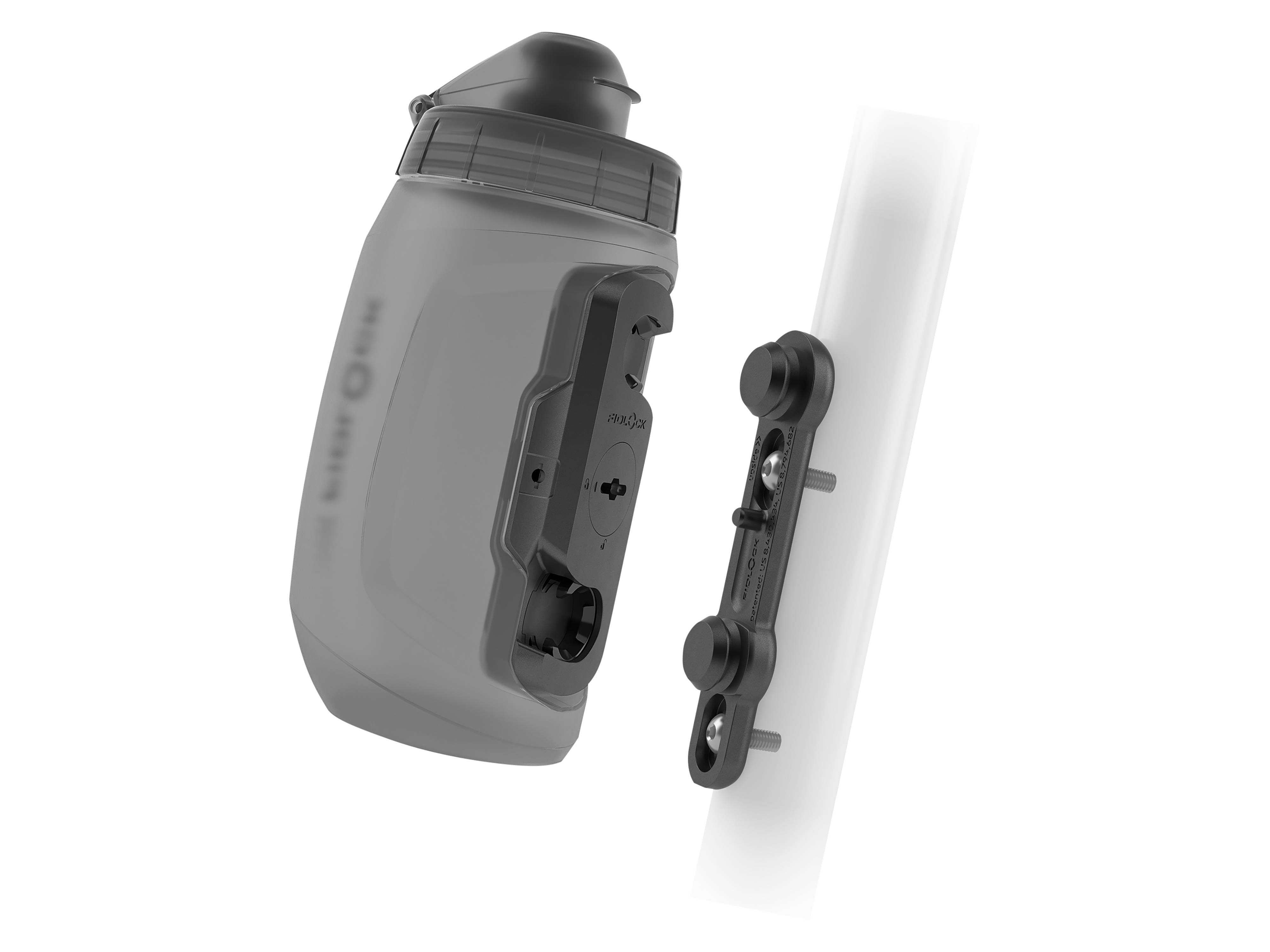 Graue Wasserflasche mit Befestigungsclip, dargestellt in Perspektivansicht. Befestigbar an Objekten wie einem Fahrradrahmen für einfache Erreichbarkeit.