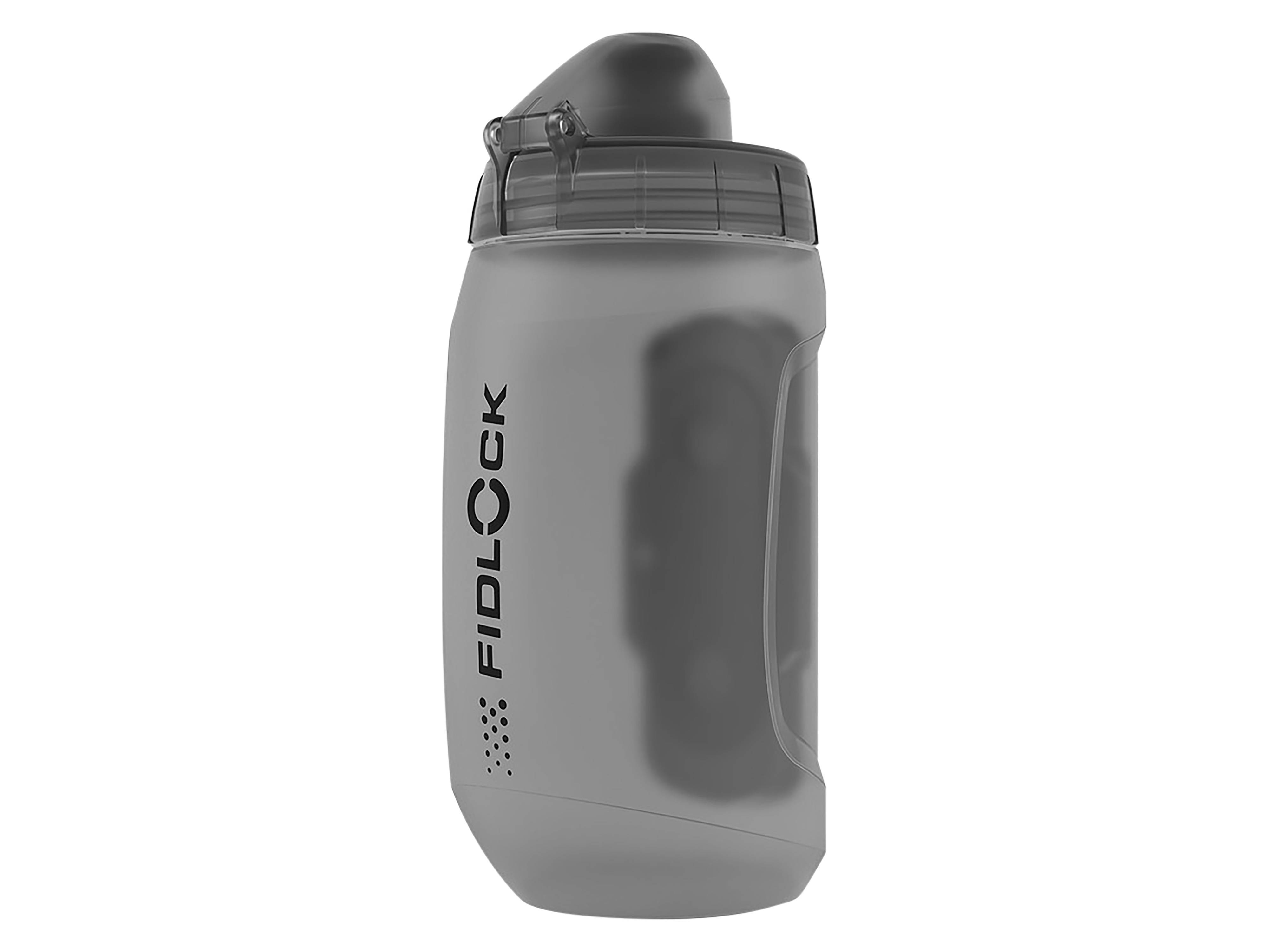 Eine graue Fidlock-Wasserflasche mit Klappdeckel, ausgestattet mit einem sicheren Magnetverschluss und ergonomischem Design für einfaches Tragen und Verwendung.