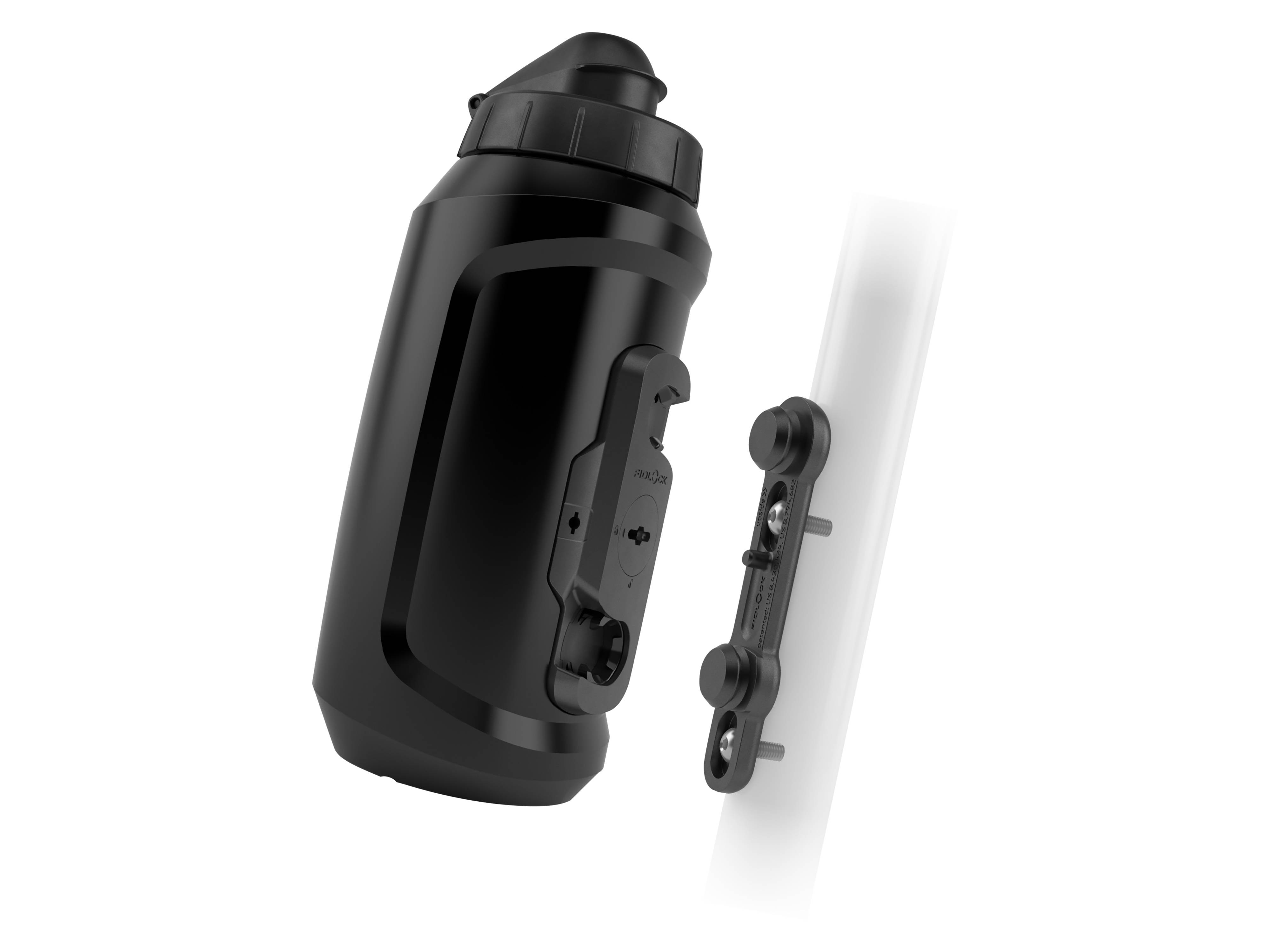 Eine schwarze Wasserflasche mit einer befestigten Halterung, die für einfache Installation an Fahrrädern oder ähnlichen Strukturen ausgelegt ist.