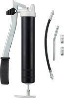 Eine schwarze Handpumpe mit einem Griff, einem flexiblen Schlauch und mehreren Metalladaptern, wahrscheinlich zum Aufpumpen von Fahrradreifen oder Sportausrüstung.