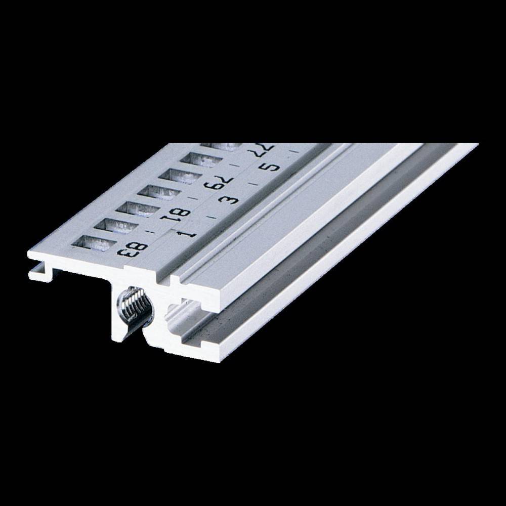 Aluminiumprofil-Stück mit eingelassenen Messmarken, das detaillierte Rillen und Kanten zeigt und für Bau- oder Schreinerarbeiten verwendet wird.
