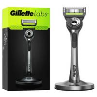 GilletteLabs-Rasierer und Ladestation neben der Produktbox gezeigt.