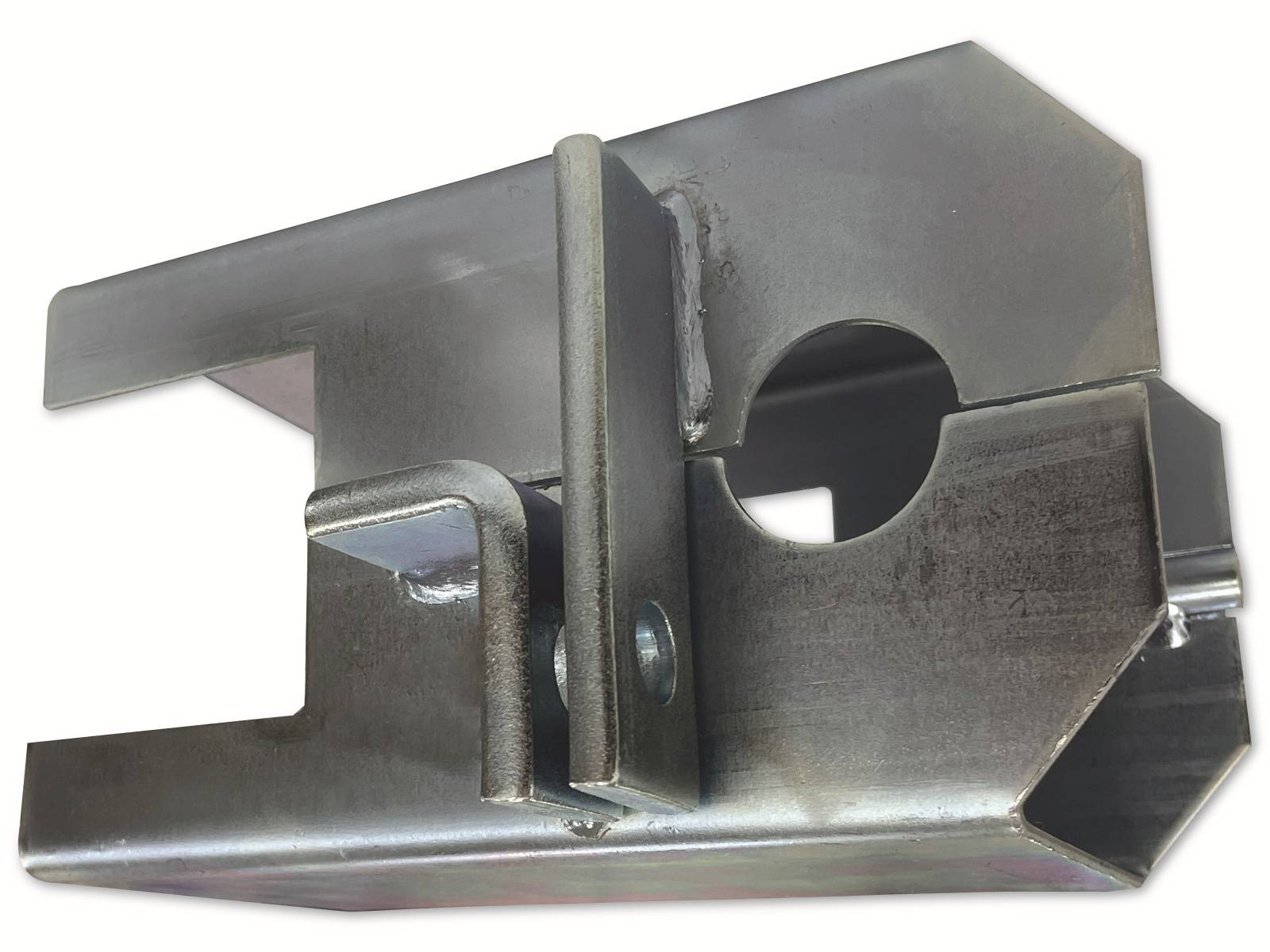 Eine Nahaufnahme eines Metallträgers mit einem Loch und einem vorstehenden L-förmigen Halterungswinkel, der befestigt ist. Der Halterungswinkel wird von einem Bolzen gestützt.