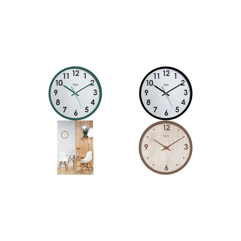 Vier Wanduhren mit verschiedenen Designs: grün, schwarz und holzfarben. Ein Foto zeigt eine Uhr an der Wand über Stühlen und einem Tisch.