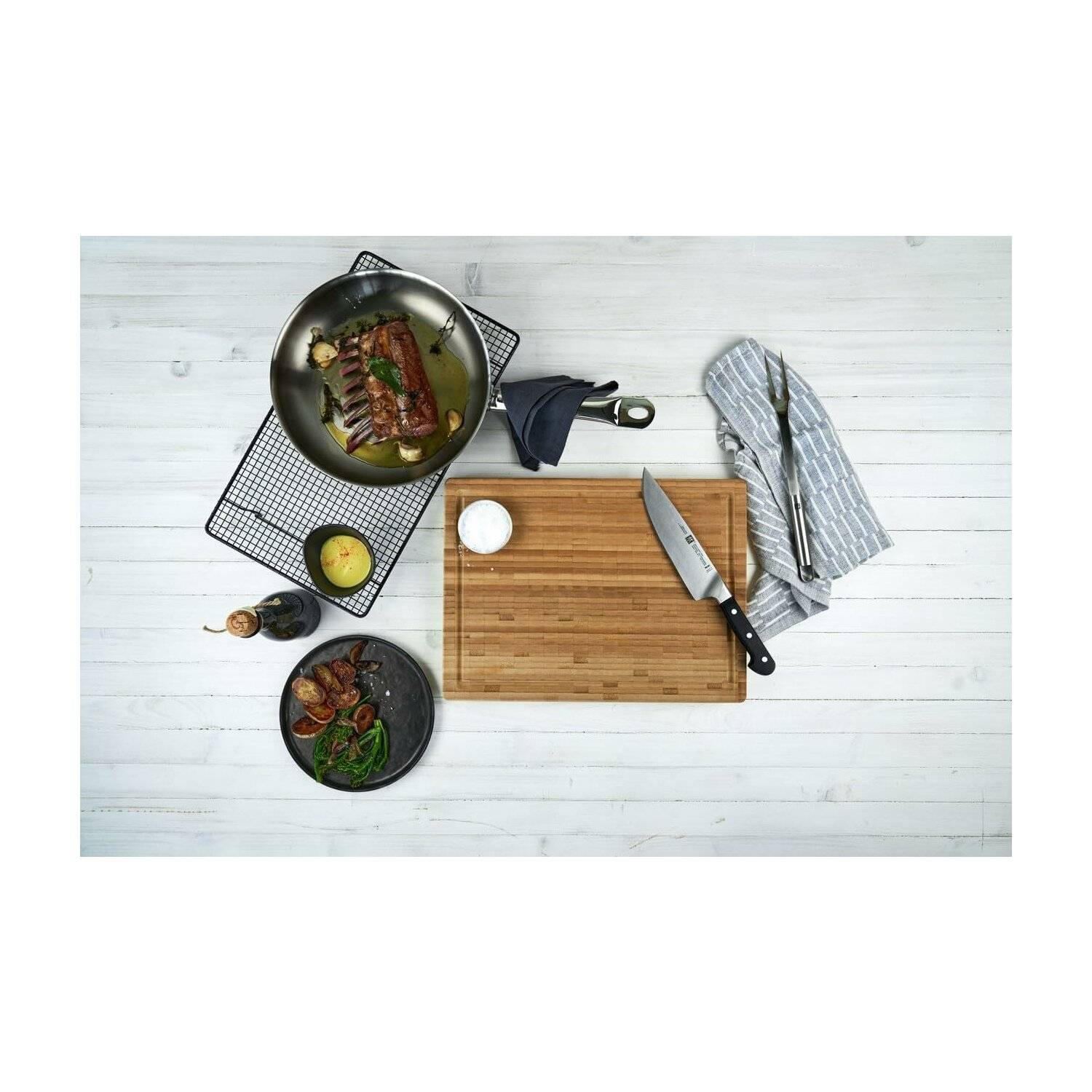 ZWILLING Schneidbrett aus massiven Bambusholz mit Saftrille, beidseitig nutzbar, groß, 42 x 31 cm